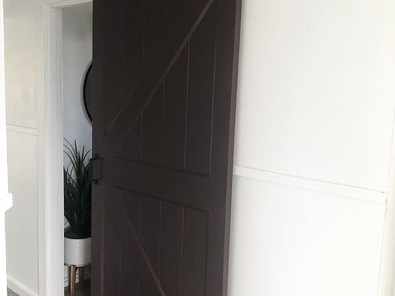 Who doesn't love a barn door!