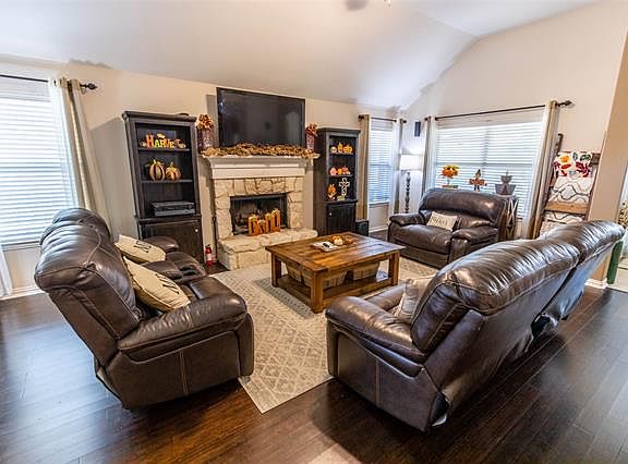 3rd image of 3014 Ashlawn Ct