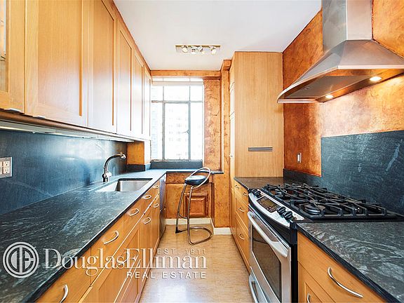 3rd image of 25 Central Park W APT 17T