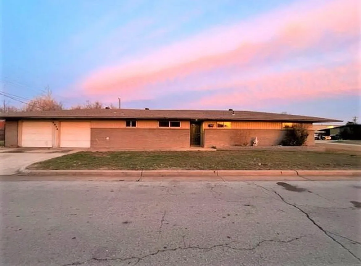 3 bed, 1359 sqft, $1,350 — Photo 1