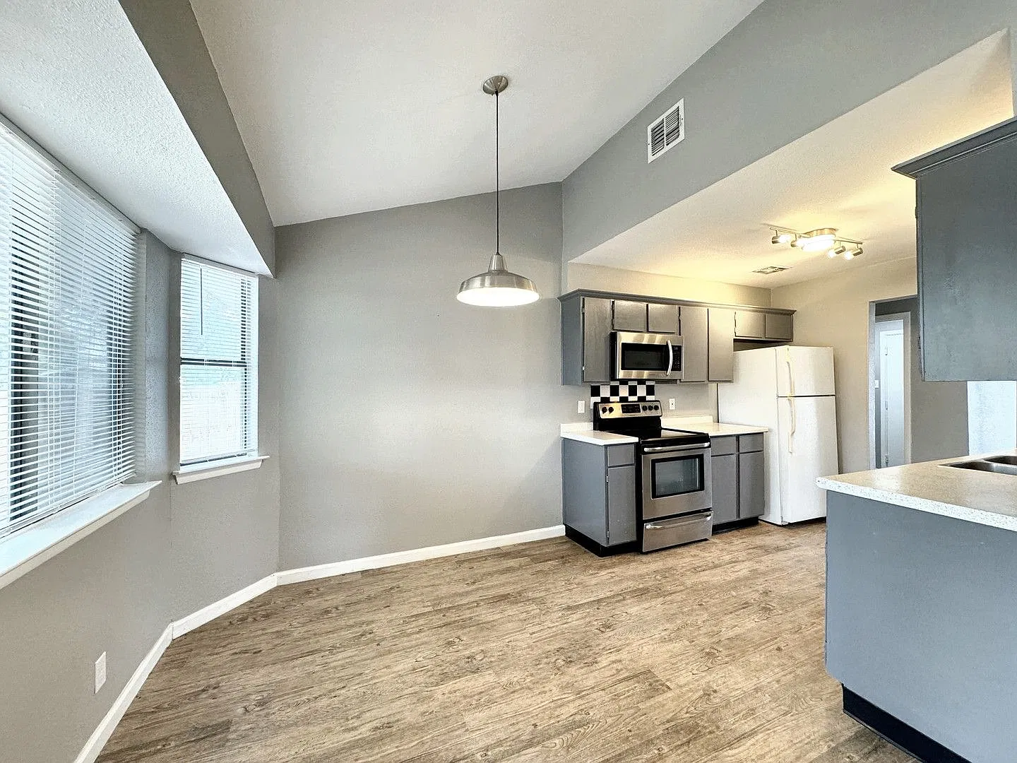Fully renovated Vista home — Photo 3