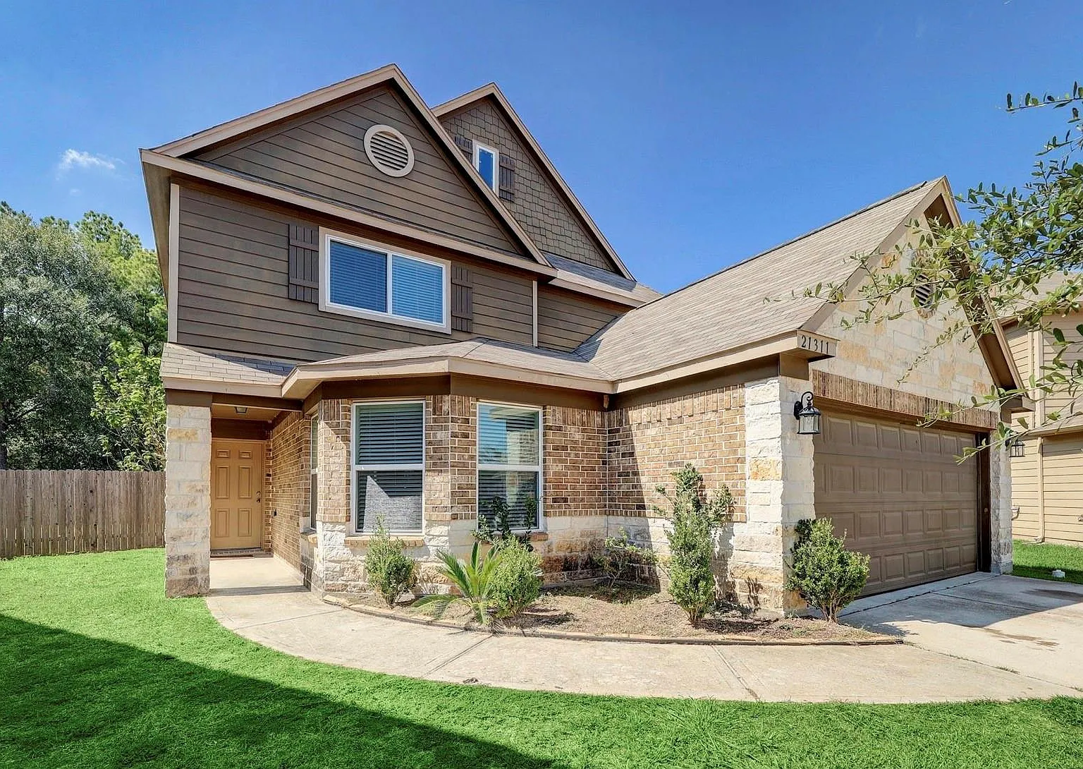 5 bed, 2.5 bath, 2718 sqft, $2,400 — Photo 1