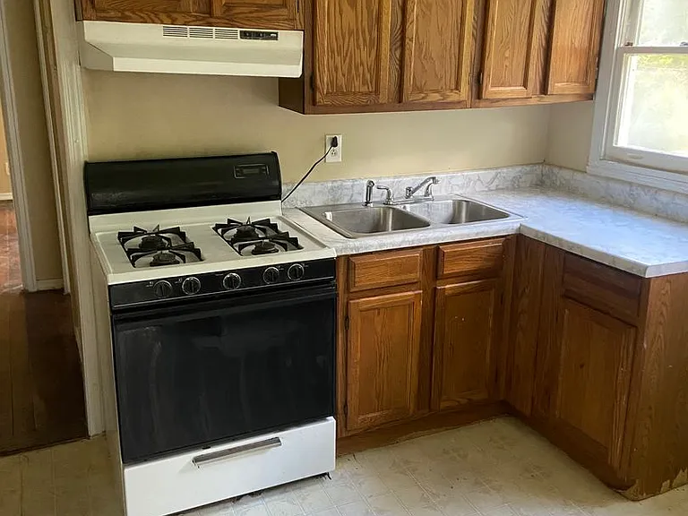 563 Parkchester Dr — Photo 7