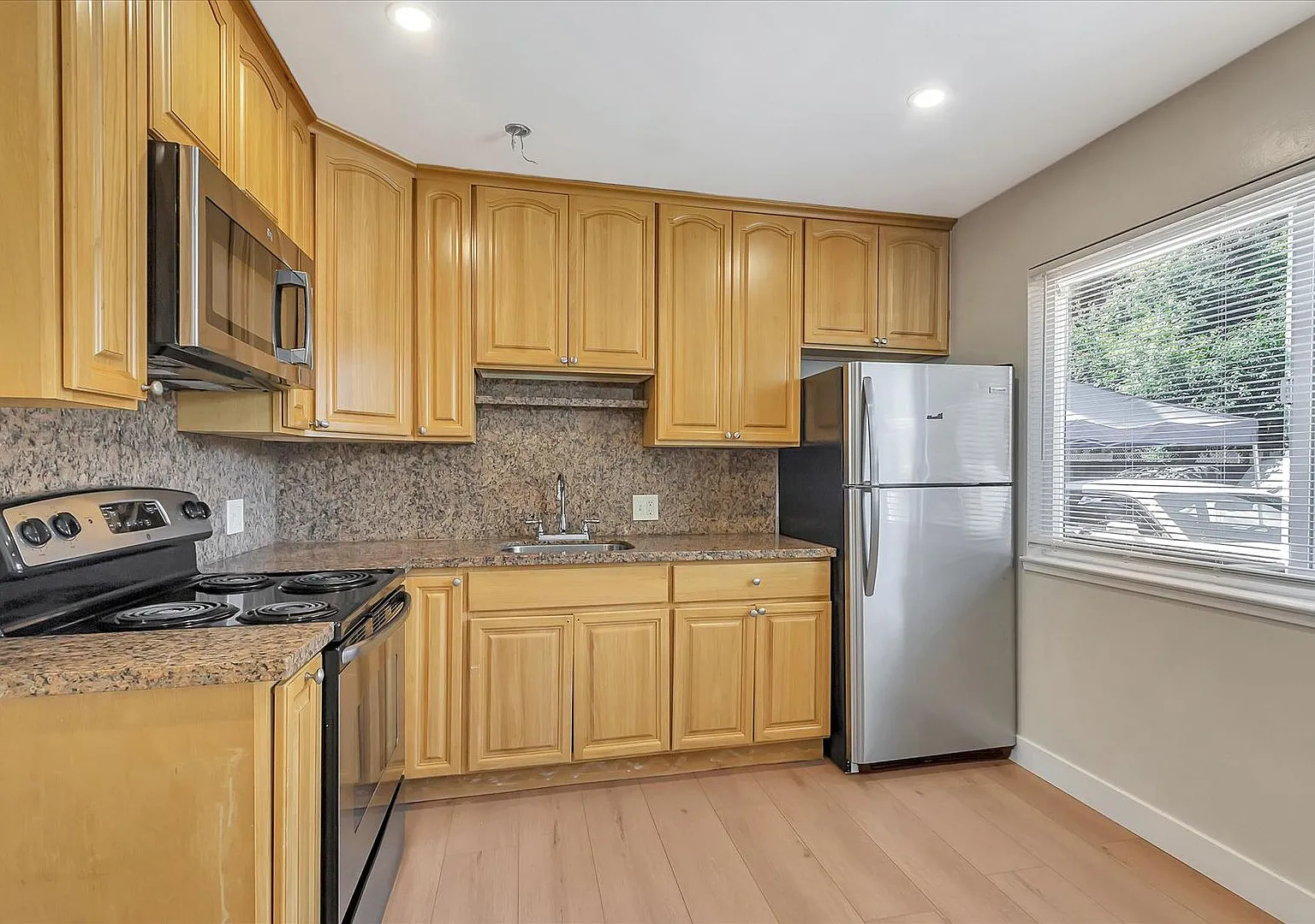 557 Troy Dr — Photo 3