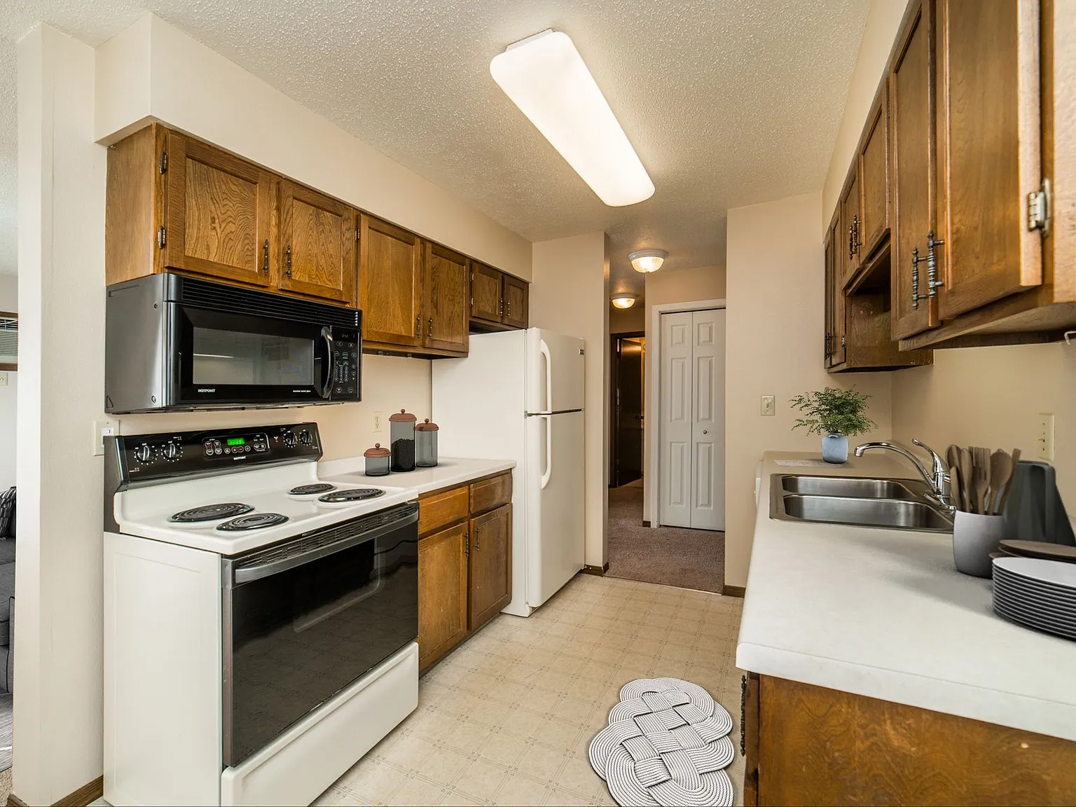 Broadway Apartments — Photo 1