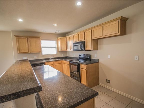 3rd image of 912 Oakwood Ln