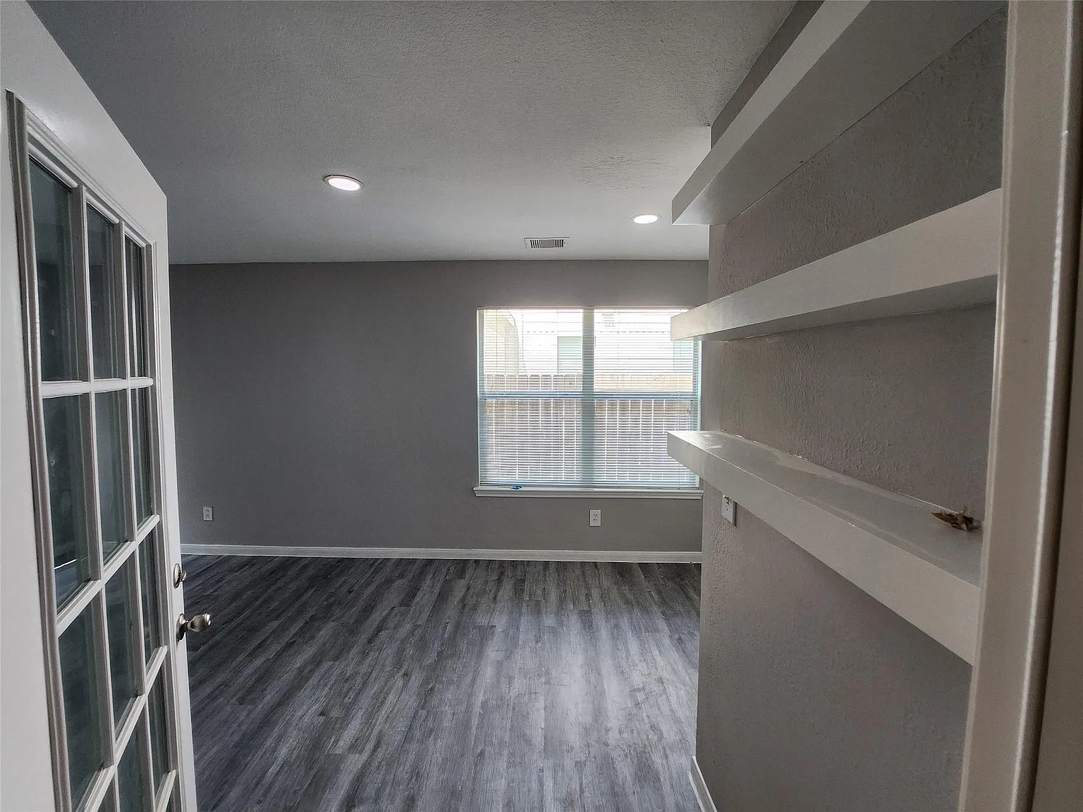 5 bed, 2.5 bath, 3304 sqft, $3,000 — Photo 3