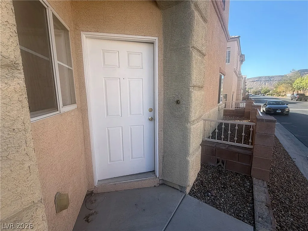 3 bed, 2.5 bath, 1405 sqft, $2,045 — Photo 2