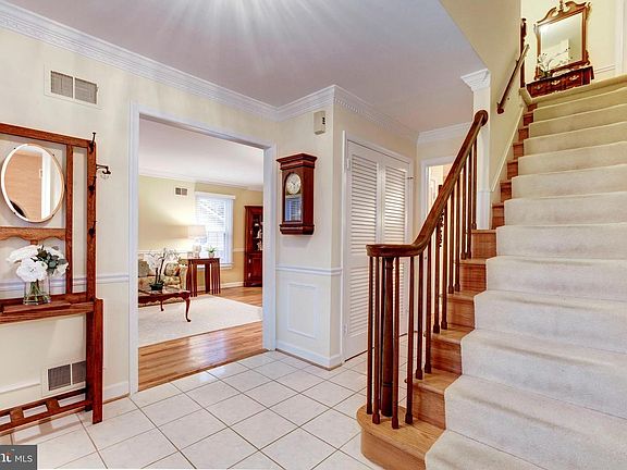 3rd image of 15 Fairwood Ct