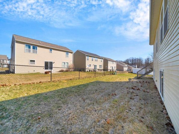 8598 Pinnebog River Dr, Fowlerville, MI 48836