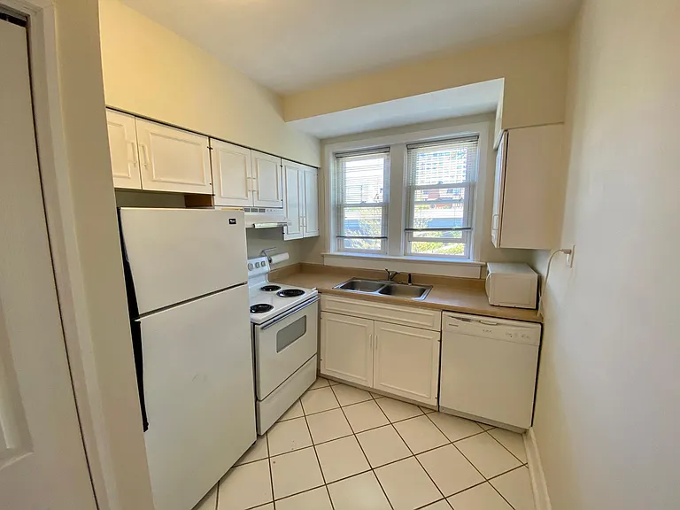 402 S Brentwood Blvd #33 — Photo 8