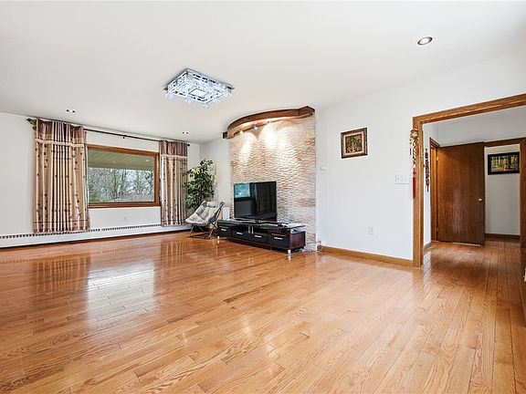 4th image of 460 N Maple St