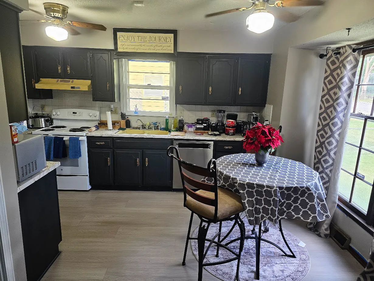 2 bed, 1960 sqft, $850 — Photo 2
