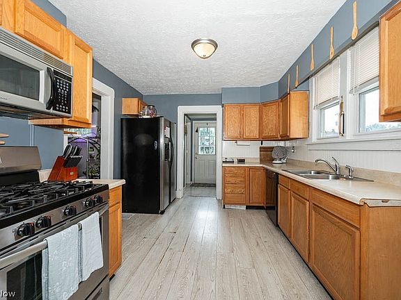 2nd image of 365 W Indiana Ave