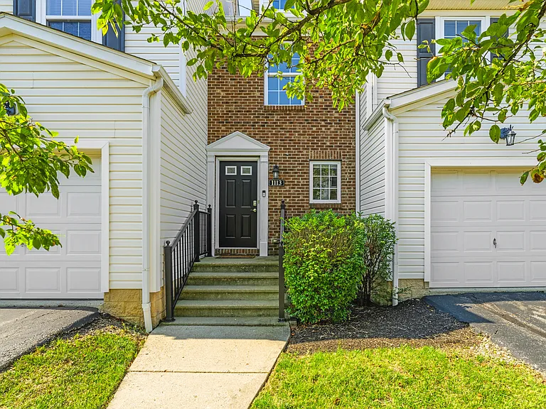 1113 Green Knoll Dr — Photo 3