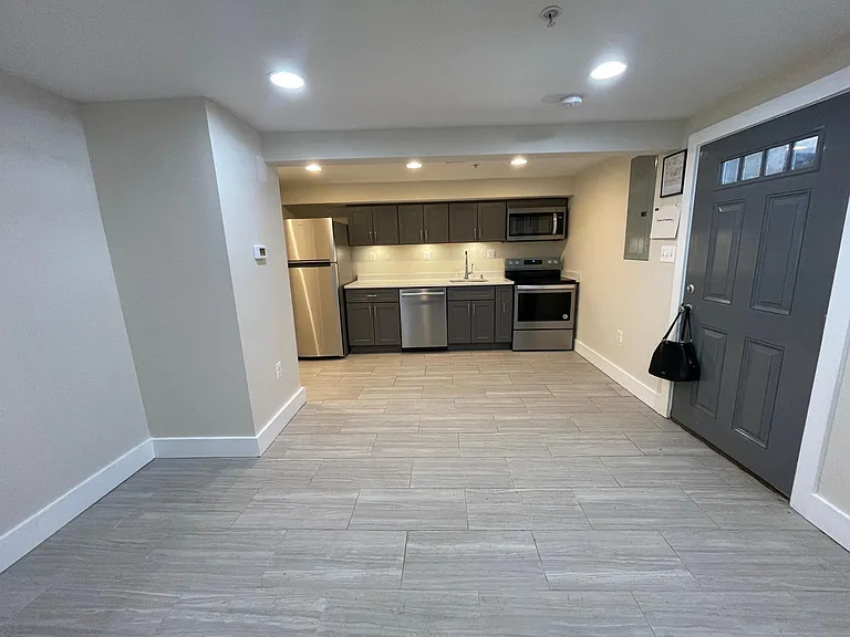 1022 4th St NE #BASEMENT — Photo 1