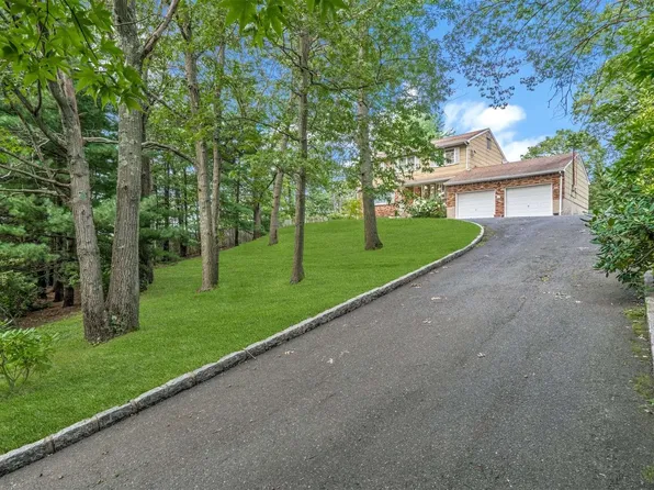 5 Winston Dr, Smithtown, NY 11787