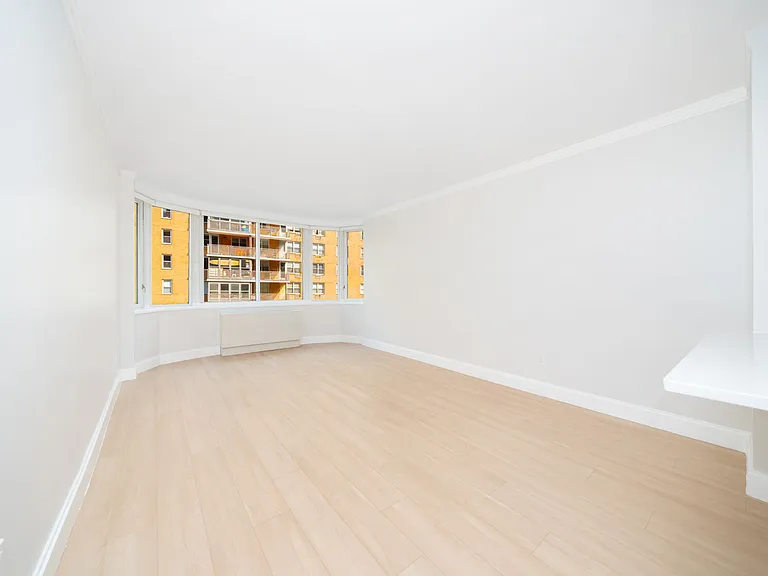 140 Riverside Blvd #402 — Photo 1