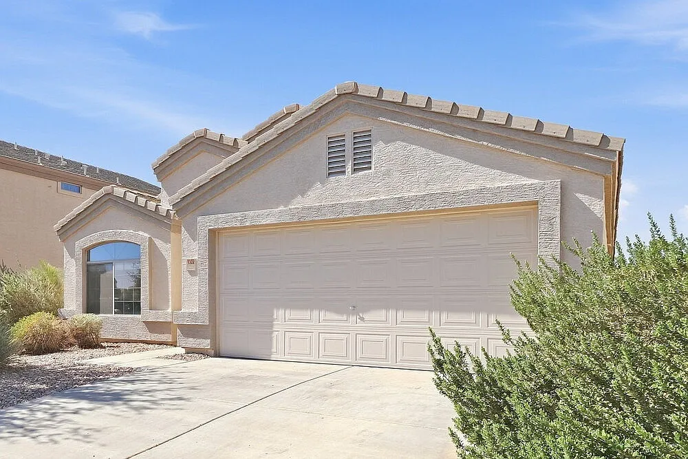 3 bed, 2.0 bath, 1681 sqft, $2,100 — Photo 3