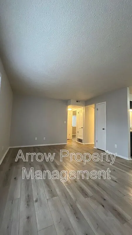 2 bed, 1.0 bath, 752 sqft, $900 — Photo 3
