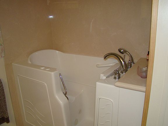 Walk-in Jacuzzi shower batht