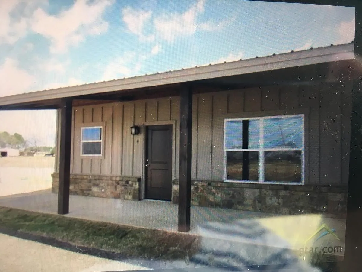 3 bed, $1,495 — Photo 1