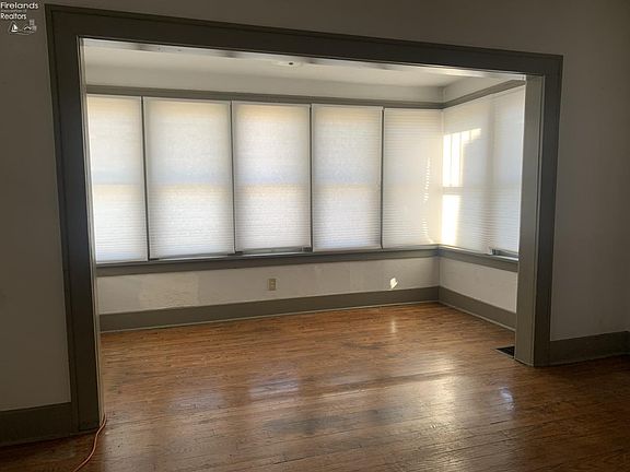 5th image of 410 S Myrtle Ave