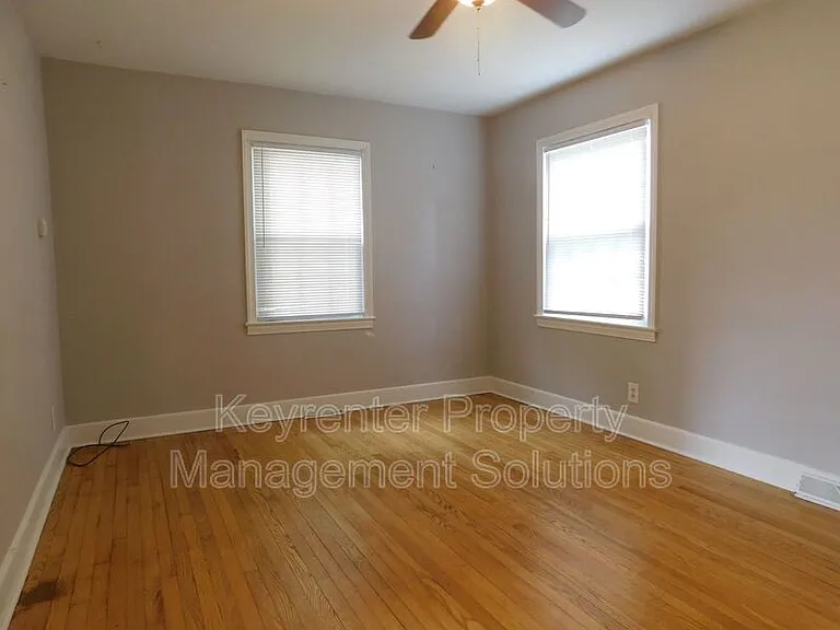 325 James Ave — Photo 8