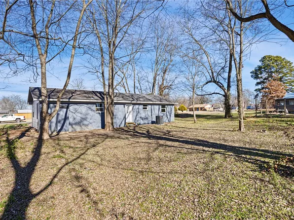 909 W 3rd Pl, Russellville, AR 72801