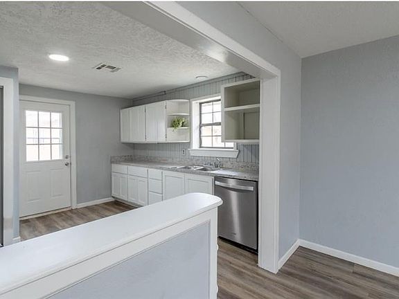 4th image of 403 W Truman Pl