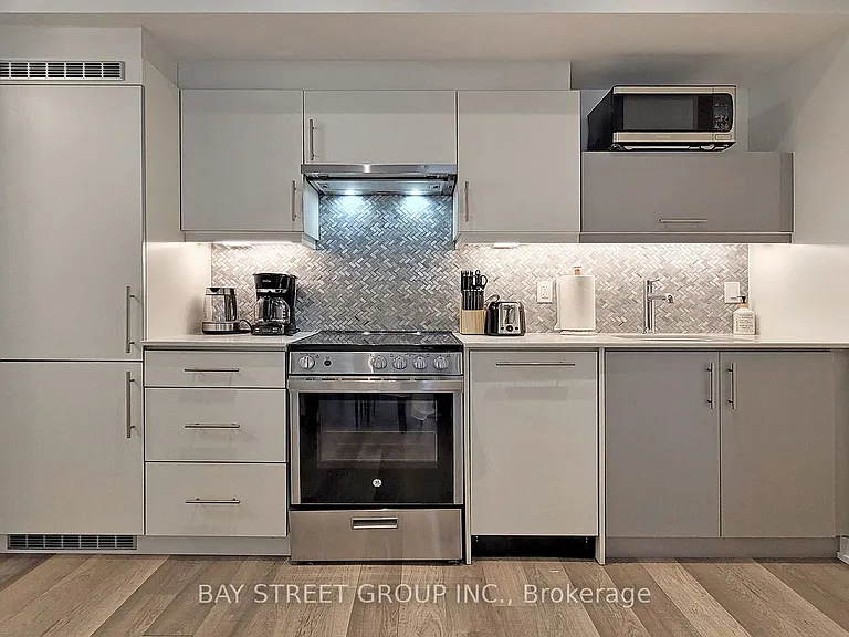181 Huron St #204 — Photo 4