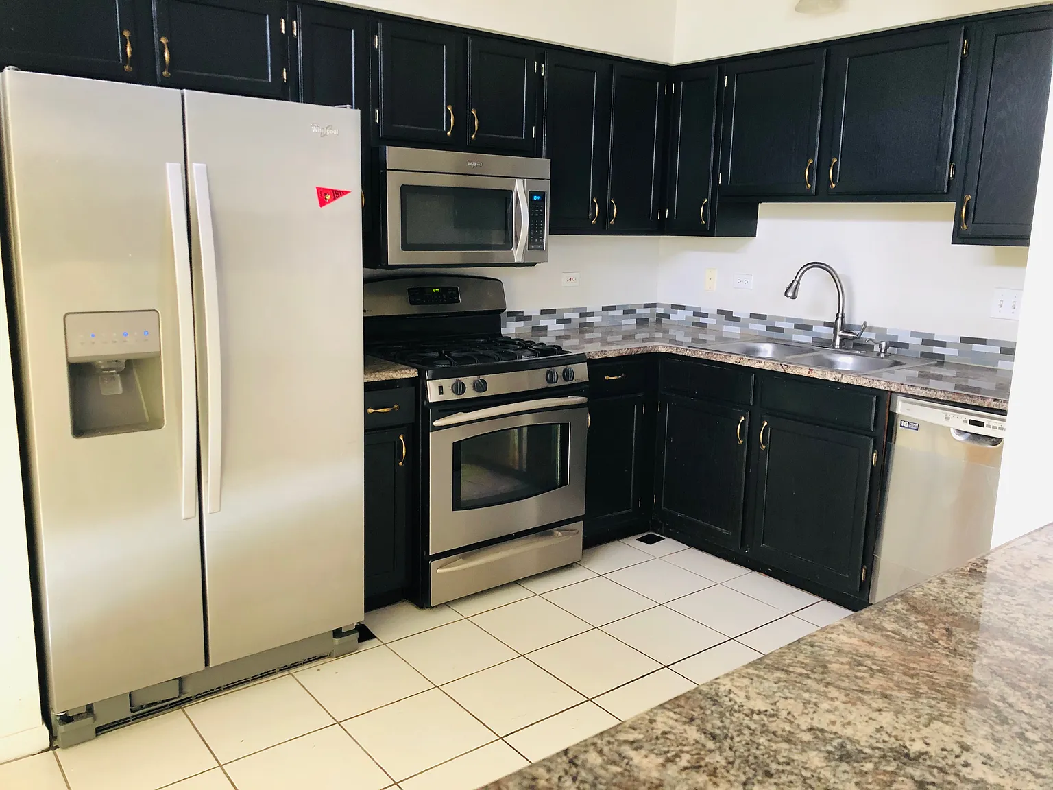 2 bed, 2.5 bath, 1300 sqft, $2,250 — Photo 2