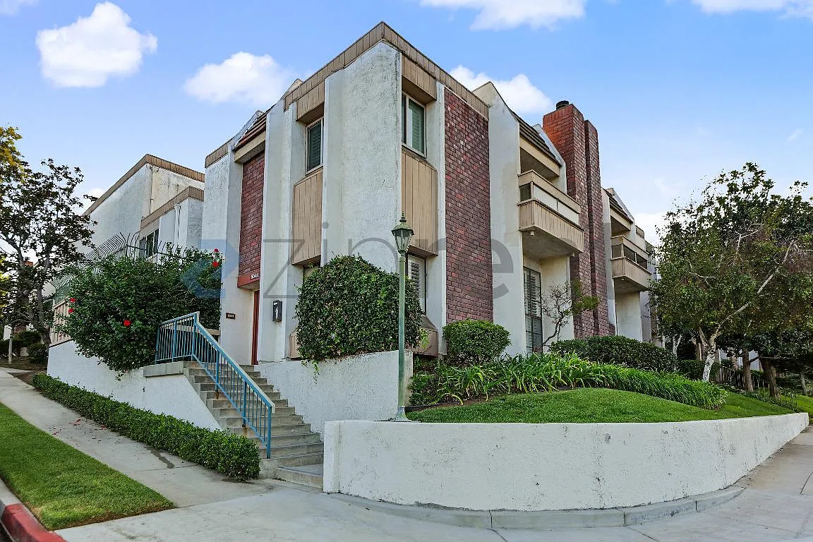 3 bed, 2400 sqft, $4,750 — Photo 2