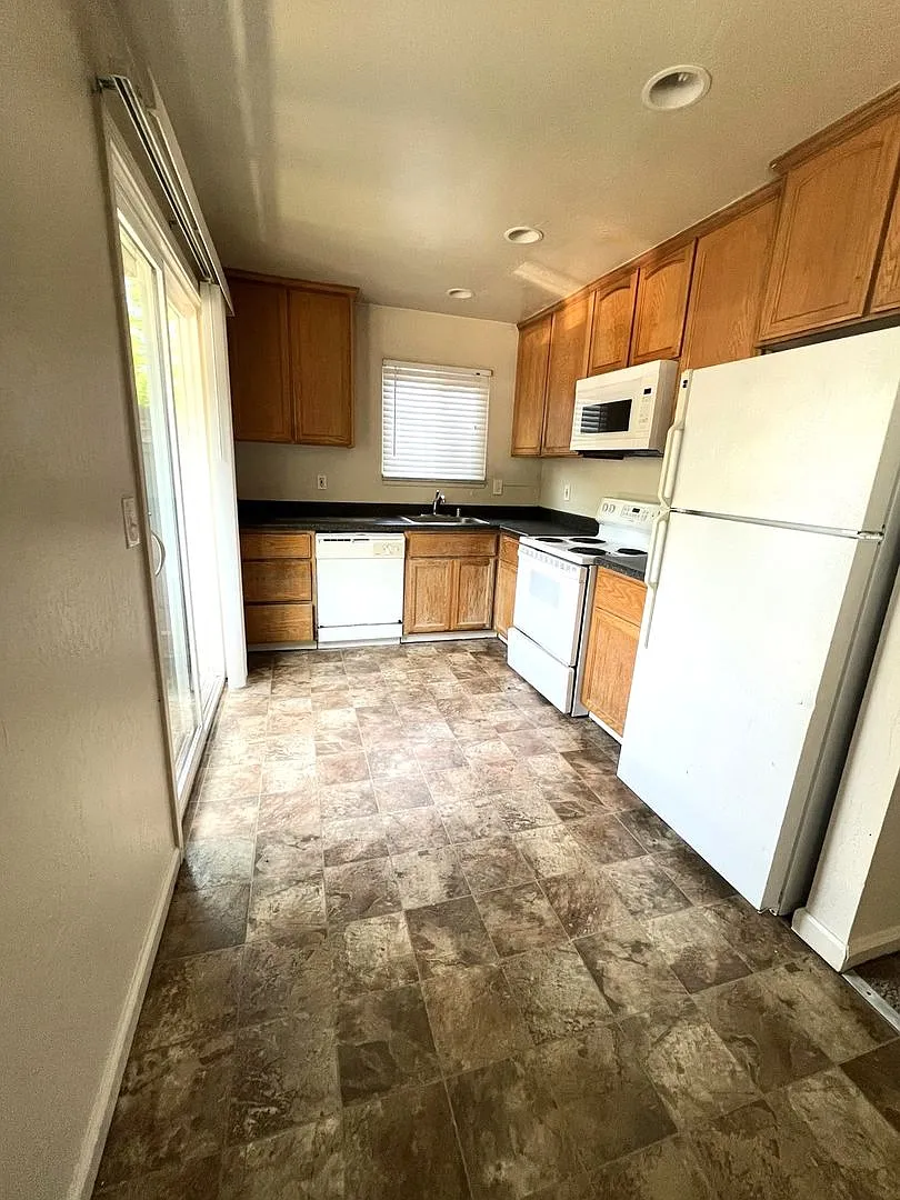 1143 W. 1st — Photo 4
