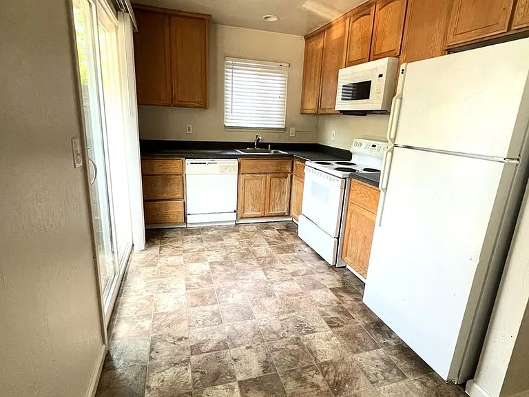 1143 W 1st St — Photo 4