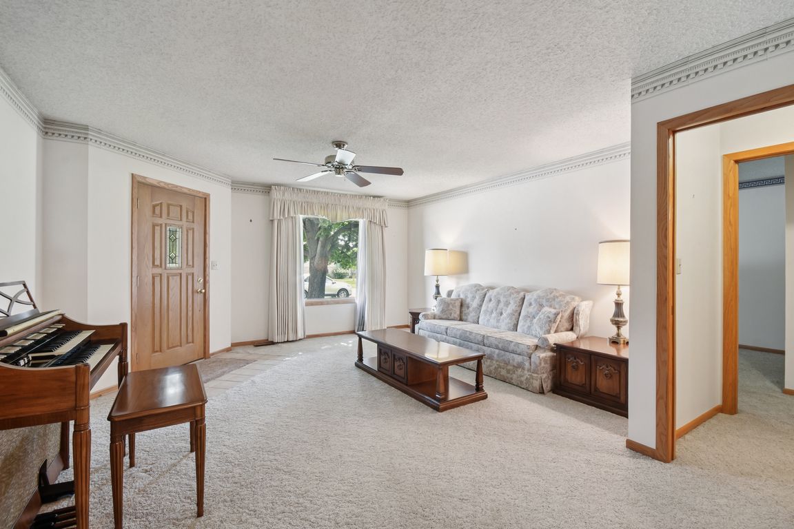 Edgewater Dr-S3007-005.jpg