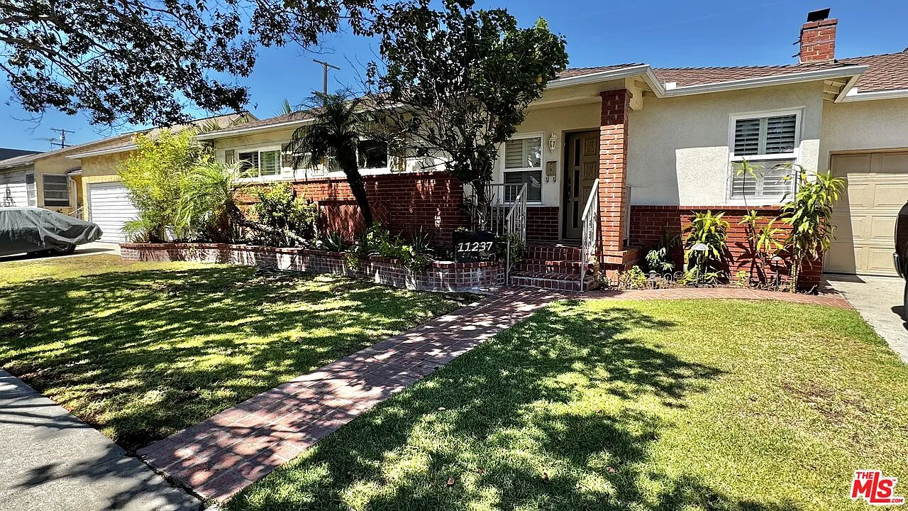 3 bed, 1.5 bath, $6,200 — Photo 1