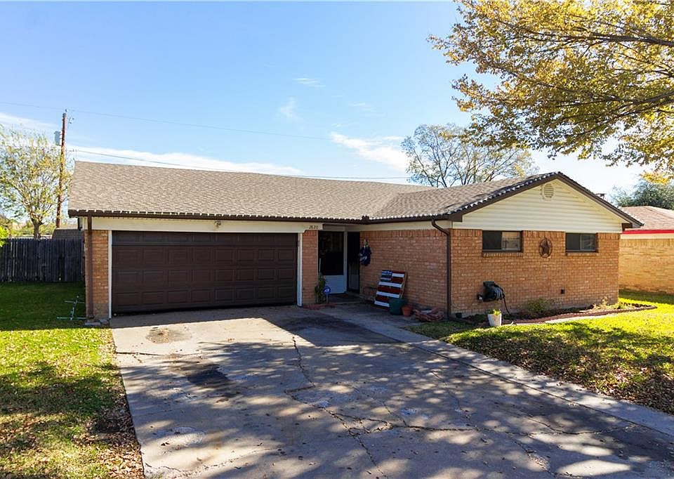 1st image of 2820 Clearbrook Dr