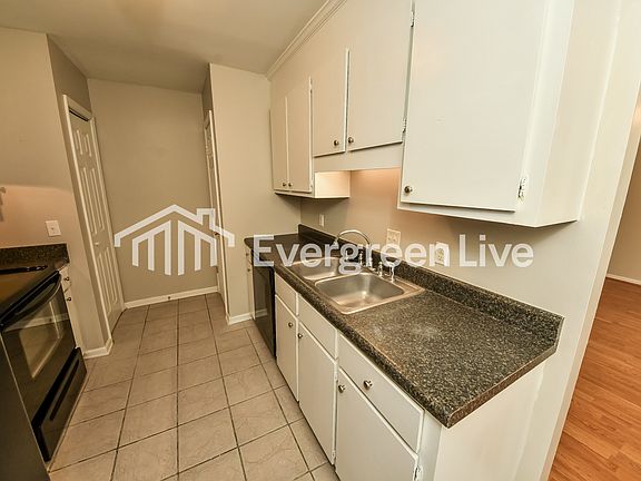 5th image of 204 Castlewood Ln