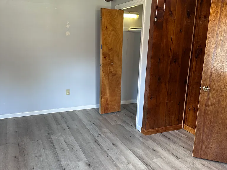 Larger bedroom.