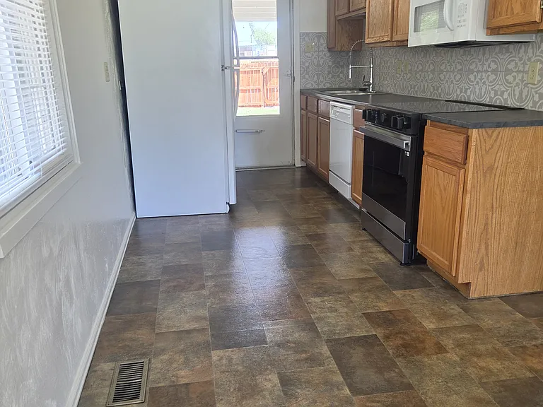 1334 Kennedy Ave — Photo 8