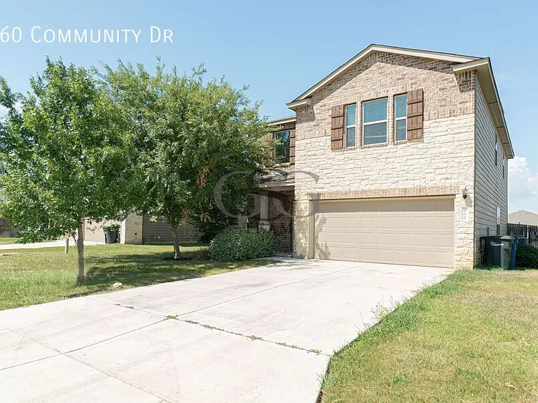 660 Community Dr — Photo 2