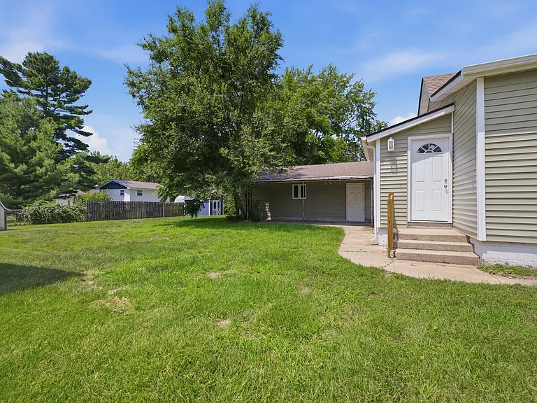 210 S Berrien St — Photo 15