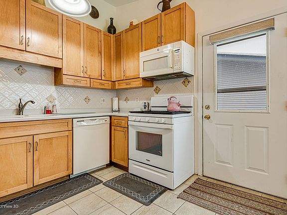 3rd image of 920 Stratford Ln