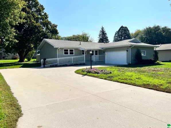 821 Angier Dr, Storm Lake, IA 50588