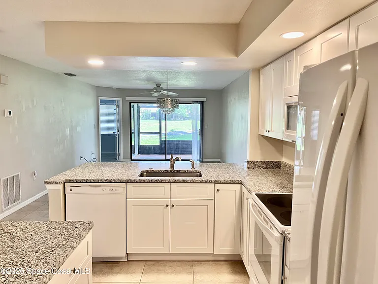 1059 Country Club Dr #611 — Photo 8