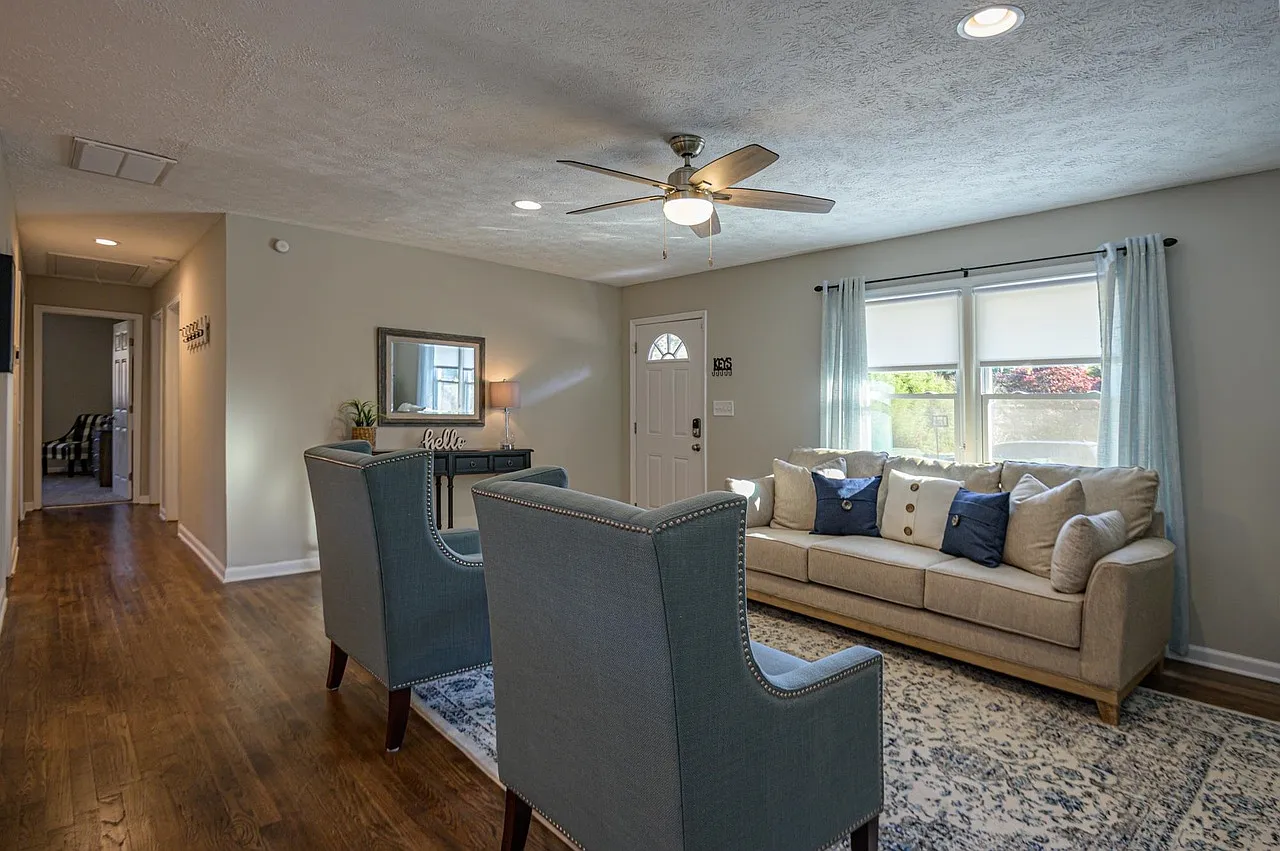 4 bed, 3.0 bath, 2300 sqft, $5,585 — Photo 4
