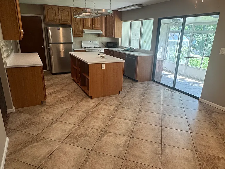 559 Golfwood Dr — Photo 4
