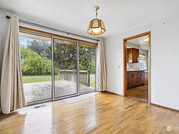4th image of 807 10th Street NE