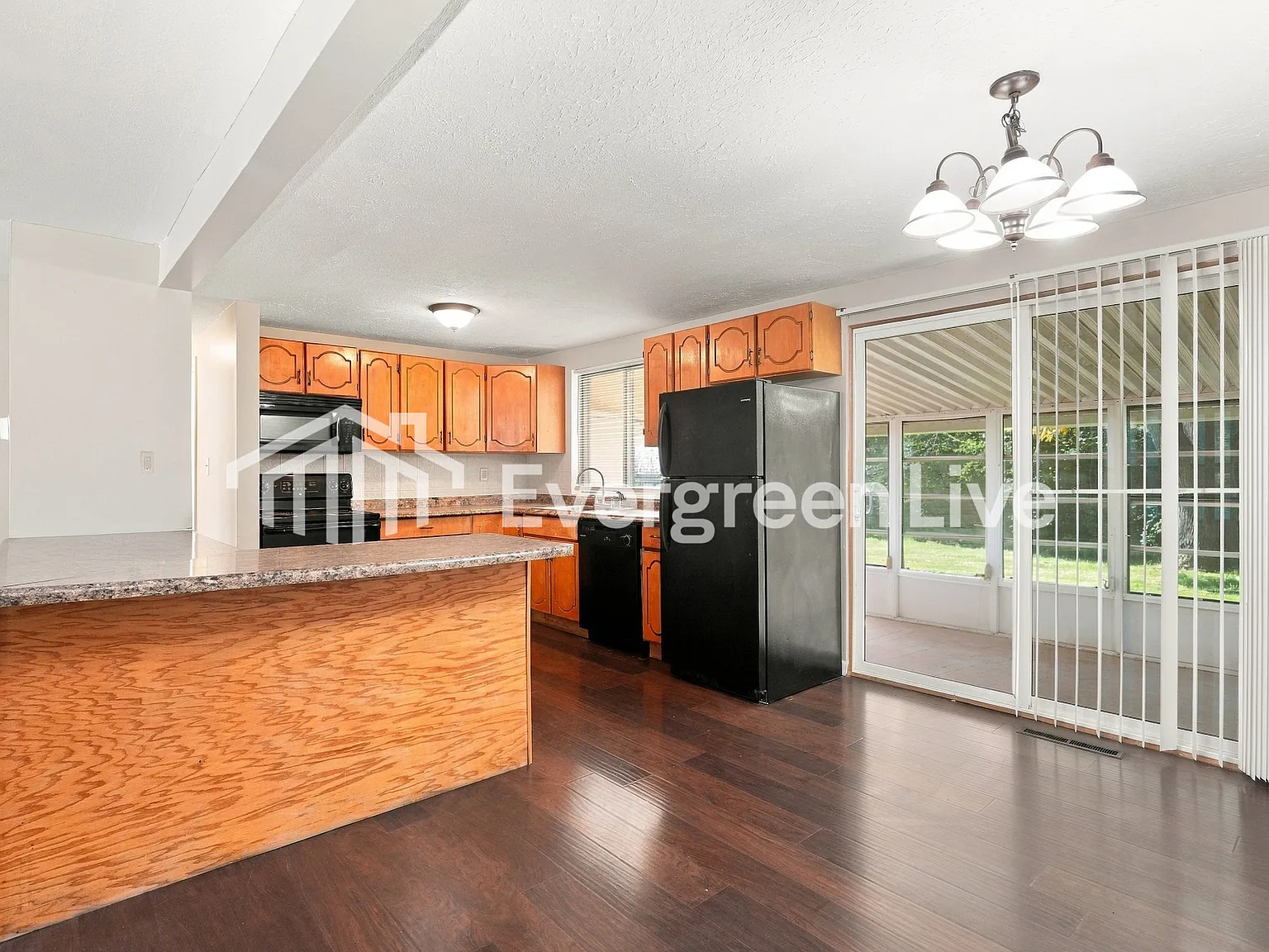 4 bed, 2.0 bath, 1524 sqft, $1,645 — Photo 4